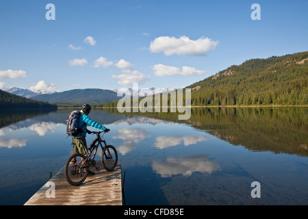 Maschio di mountain biker gode di una posizione tranquilla momento Foto Stock