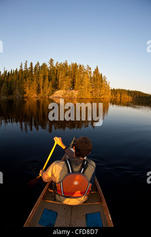 Un giovane uomo la canoa e il campeggio per 2 settimane in Wabakimi Parco Provinciale, Northern Ontario, Canada Foto Stock