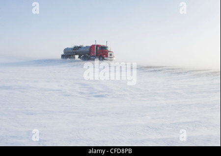 Autocisterna su strada coperta di neve, vicino a Morris, Manitoba, Canada Foto Stock