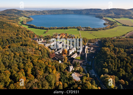 Vista aerea della Abbazia Benedettina presso il lago Laach, Maria Laach Abbey, Eifel, Renania Palatinato, Germania, Europa Foto Stock