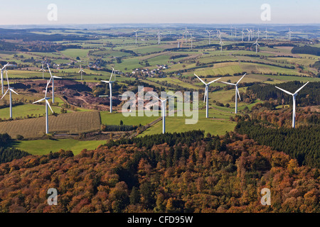 Vista aerea del vento ruote a turbina eolica park Ormont, Eifel, Renania Palatinato, Germania, Europa Foto Stock