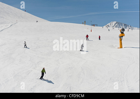 Gli sciatori su una pista da sci al sole, Serfaus, Tirolo, Austria, Europa Foto Stock