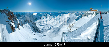 Vista dal Monte Zugspitze con stazione meteo e hut Schneefernerhaus, Alta Baviera, Germania Foto Stock