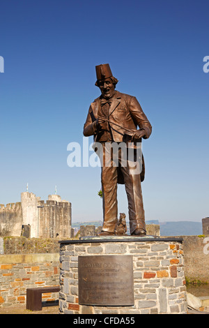 Statua del comico Tommy Cooper vicino Castello di Caerphilly, Caerphilly, South Wales, Regno Unito Foto Stock