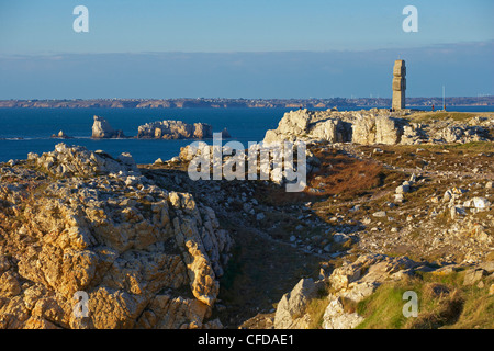 Memorial, Pointe de Penhir, Camaret sur Mer, Crozon Penisola, Finisterre, Bretagne, Francia, Europa Foto Stock