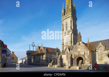 Enclos paroissial in Lampaul Guimiliau, Finisterre, Bretagne, Francia, Europa Foto Stock