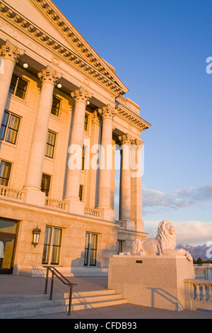 Lion scultura su lo State Capitol Building, Salt Lake City, Utah, Stati Uniti d'America, Foto Stock