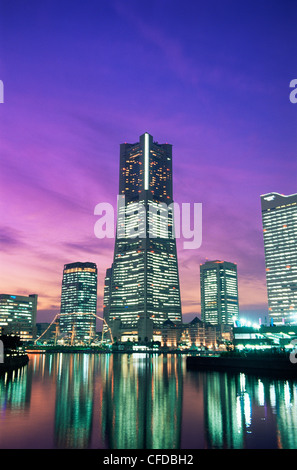 Giappone, Honshu, Yokohama Yokohama Pier, vista notturna di Minatomirai Foto Stock