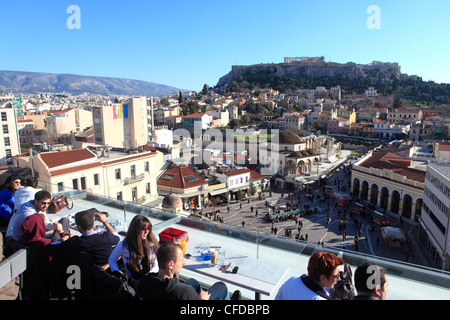 Europa Grecia Atene una veduta aerea di piazza Monastiraki e l'acropoli da un per Atene ultimo piano bar Foto Stock