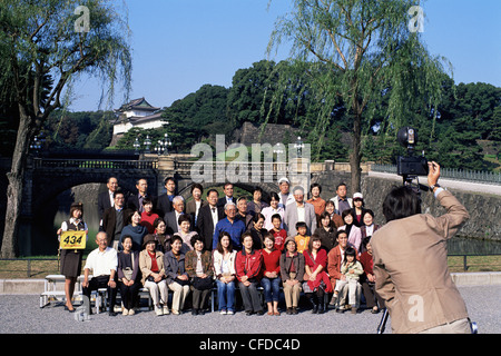 Giappone, Honshu, Tokyo, gruppo di Tour nella parte anteriore del ponte Nijubashi presso il Palazzo Imperiale Foto Stock