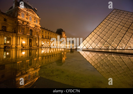 Palais du Louvre piramide di notte, Parigi, Francia, Europa Foto Stock