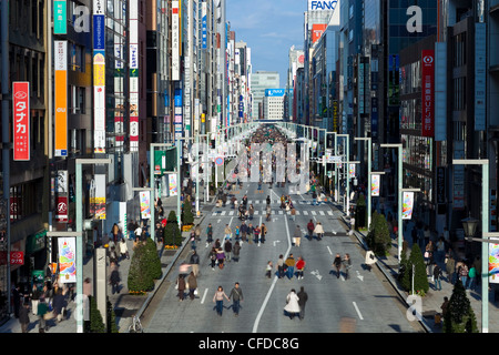 Vista in elevazione lungo Chuo Dori Street a Ginza, Tokyo, Giappone, Asia Foto Stock