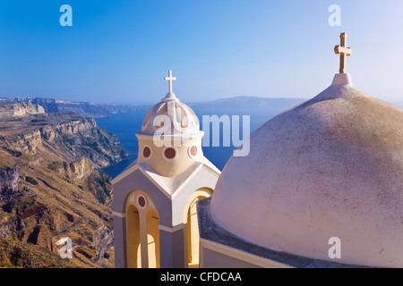 Chiesa greco-ortodossa di Fira, Santorini (Thira), Isole Cicladi, il Mare Egeo e le isole greche, Grecia, Europa Foto Stock