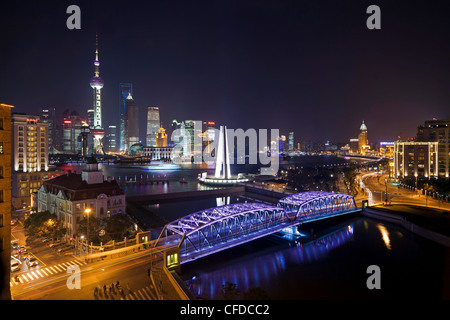 Nuovo skyline di Pudong, Waibaidu (giardino) ponte, guardando attraverso il fiume Huangpu dal Bund, Shanghai, Cina e Asia Foto Stock