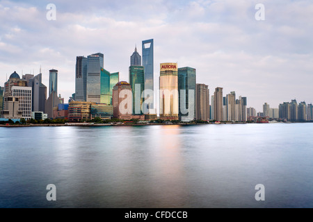 Nuovo skyline di Pudong, guardando attraverso il fiume Huangpu dal Bund, Shanghai, Cina e Asia Foto Stock