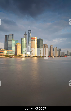 Nuovo skyline di Pudong, guardando attraverso il fiume Huangpu dal Bund, Shanghai, Cina e Asia Foto Stock
