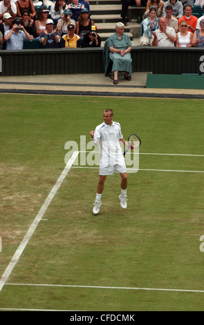 Leyton Hewitt celebrando sul campo centrale di Wimbledon Foto Stock