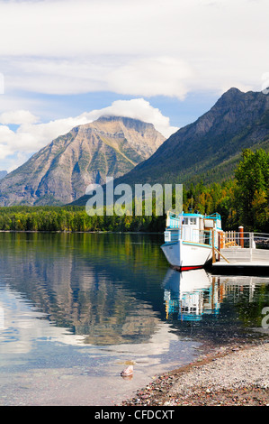 Tour in barca DeSmet ancorato sul lago McDonald, il Parco Nazionale di Glacier, Montana, Stati Uniti d'America Foto Stock