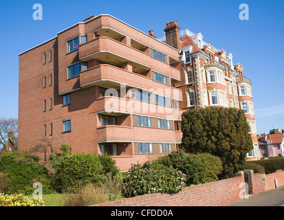 Contrasto architettonico tra i nuovi e i vecchi edifici, Hamilton Gardens, Felixstowe, Suffolk, Inghilterra Foto Stock