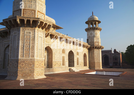 Itimad-ud-Daulah (tomba del mizra Ghiyas Beg), Agra, Uttar Pradesh, India, Asia Foto Stock