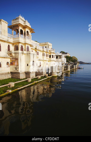 Bagore-Ki Haveli sul lago Pichola, Udaipur, Rajasthan, India, Asia Foto Stock