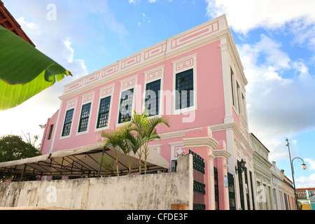 Case colorate intorno a Sao Frei Pedro Goncalves Square, Joao Pessoa, Paraiba, Brasile Brasil Foto Stock