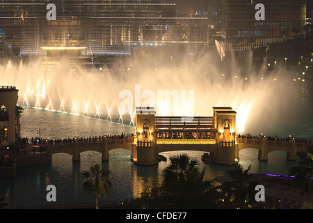 Fontana di Dubai e Burj Khalifa Lago, Downtown, Dubai, Emirati Arabi Uniti, Medio Oriente Foto Stock