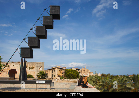 La scultura "Bou' presso il museo di arte moderna e contemporanea, Cattedrale La Seu in background, Palma de Mallorca, Mallorca, B Foto Stock