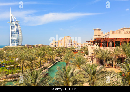 Burj Al Arab e Madinat Jumeirah Hotel, Dubai, Emirati Arabi Uniti, Medio Oriente Foto Stock