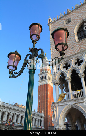 Il Campanile e il Palazzo Ducale, Piazza San Marco, Venezia, Sito Patrimonio Mondiale dell'UNESCO, Veneto, Italia, Europa Foto Stock