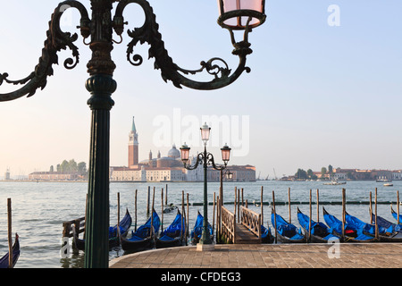 Gondole ormeggiate sulla laguna, San Giorgio Maggiore al di là, Riva degli Schiavoni, Venezia, Veneto, Italia Foto Stock