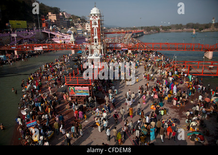 Santo ghat di Har Ki Pauri in Haridwar durante il Kumbh Mela in 2010, Haridwar, Uttarkhand, India, Asia Foto Stock