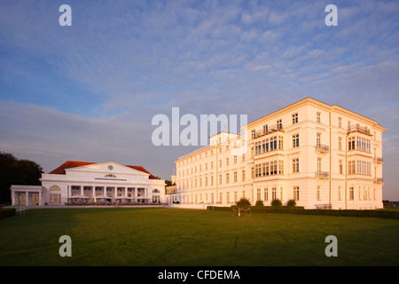 Hotel Heiligendamm nella luce della sera, Mar Baltico, Mecklenburg Western-Pomerania, Germania, Europa Foto Stock