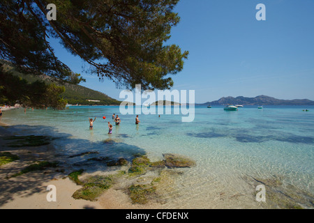 La gente sulla spiaggia sotto la luce diretta del sole, Playa de Formentor, Maiorca, isole Baleari, Spagna, Europa Foto Stock