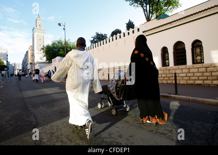 I musulmani al di fuori di Parigi Grande Moschea, Parigi, Francia, Europa Foto Stock