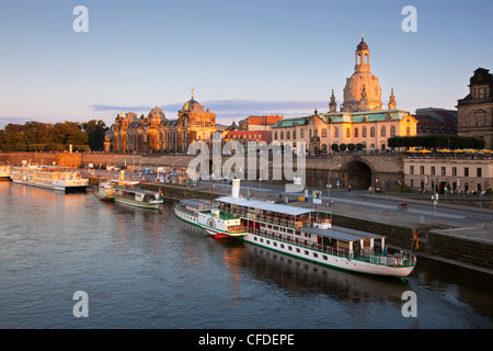 Vista sul fiume Elba a Bruehlsche Terrasse, Frauenkirche e Università di arti visive nella luce della sera, Dresda, Saxon Foto Stock