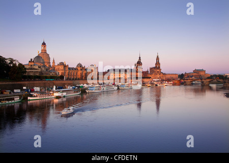 Vista panoramica sul fiume Elba a Bruehlsche Terrasse, Università di arti visive, Frauenkirche Staendehaus, castello di Dresda, Foto Stock