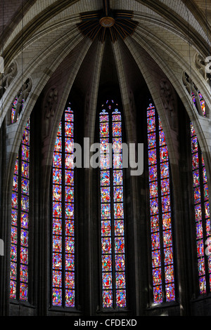 Il vetro macchiato di Sainte-Croix (Santa Croce) cattedrale, Orleans, Loiret, Francia, Europa Foto Stock