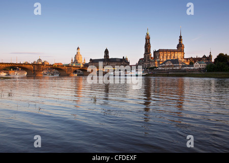 Vista Canaletto, vista sul fiume Elba al Ponte di Augusto, Frauenkirche Staendehaus, Hofkirche e il castello di Dresda in anche Foto Stock