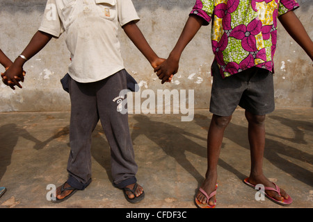 Gli scolari africani Holding Hands, a Lomé, Togo, Africa occidentale, Africa Foto Stock