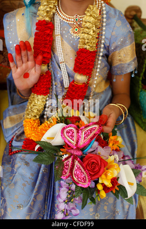 Ragazza che impersonano dea Indù Radha (Krishna la consorte di) a Janmashtami festival, Watford, Hertfordshire, Inghilterra, Regno Unito Foto Stock