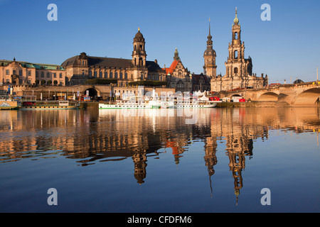 Vista sul fiume Elba a Bruehlsche Terrasse, Staendehaus, castello di Dresda e chiesa Hofkirche nella luce della sera, Dresda, Foto Stock