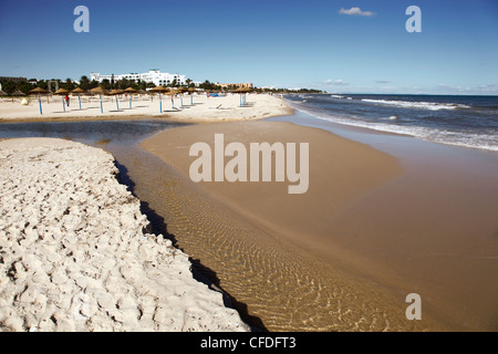 Scena di spiaggia nella zona turistica sul mare Mediterraneo, Sousse, Golfo di Hammamet, Tunisia, Africa Settentrionale, Africa Foto Stock
