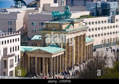 Il Brandenburger Tor (Porta di Brandeburgo) e la quadriga, Berlino, Germania, Europa Foto Stock