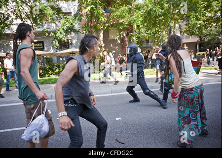 Protesta di indignants (rivoluzione spagnola) e scontri con la polizia in Barcelona vicino al parlamento catalano, Parc Ciutadella Foto Stock