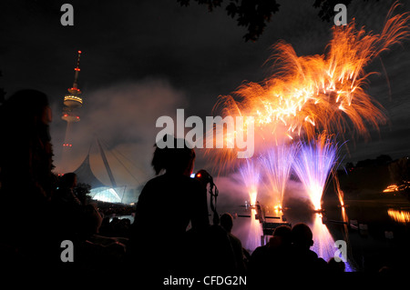 Summer Festival con fuochi d'artificio di Olympiapark, Monaco di Baviera, Germania, Europa Foto Stock