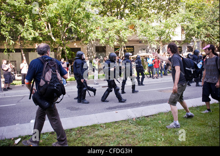 Protesta di indignants (rivoluzione spagnola) e scontri con la polizia in Barcelona vicino al parlamento catalano, Parc Ciutadella Foto Stock