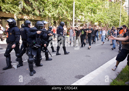 Protesta di indignants (rivoluzione spagnola) e scontri con la polizia in Barcelona vicino al parlamento catalano, Parc Ciutadella Foto Stock