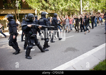 Protesta di indignants (rivoluzione spagnola) e scontri con la polizia in Barcelona vicino al parlamento catalano, Parc Ciutadella Foto Stock