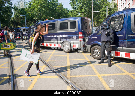 Protesta di indignants (rivoluzione spagnola) e scontri con la polizia in Barcelona vicino al parlamento catalano, Parc Ciutadella Foto Stock